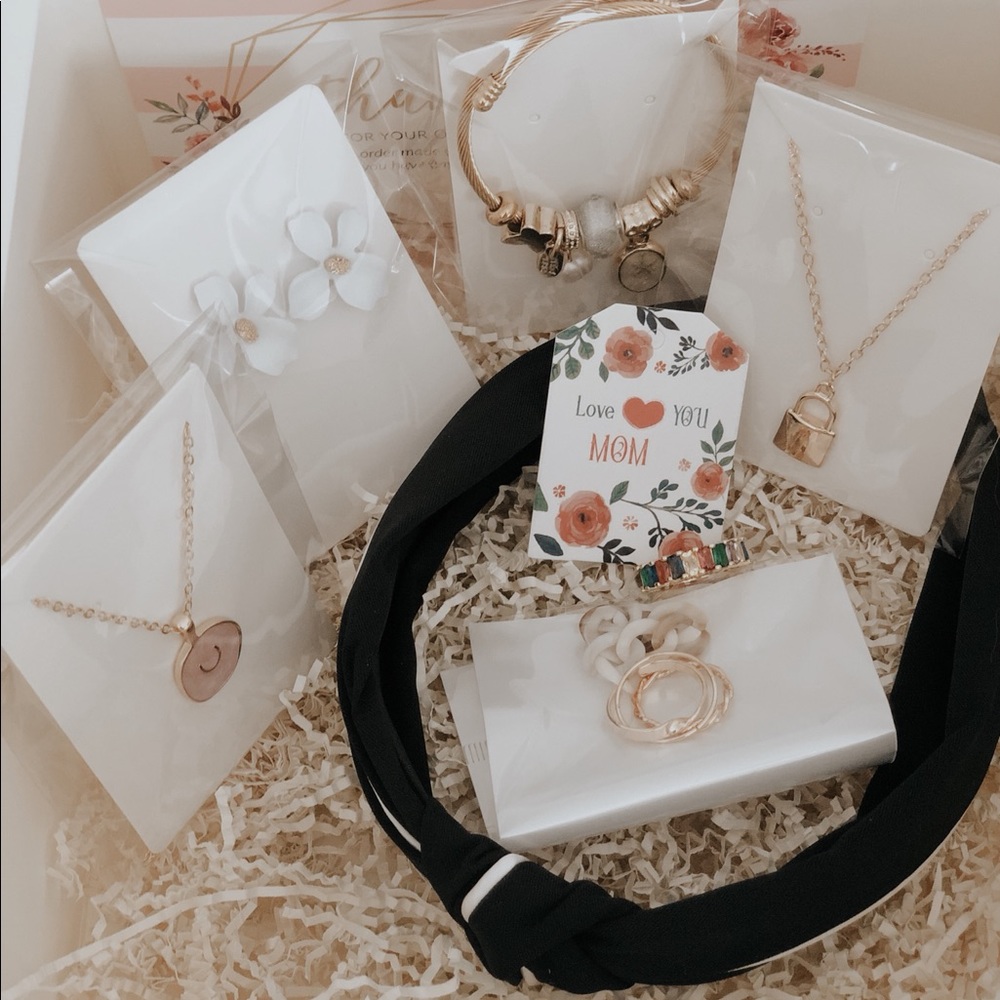 NWT Mother’s Day Gift Box